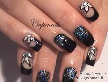 Черный маникюр с белыми цветами