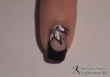 Черный маникюр с белыми цветами