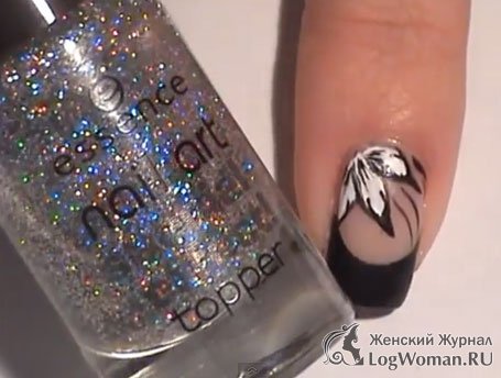 Черный маникюр с белыми цветами