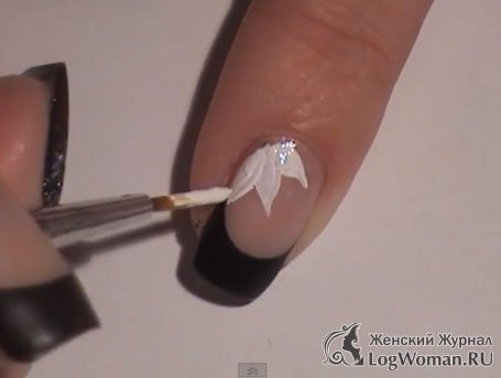 Черный маникюр с белыми цветами