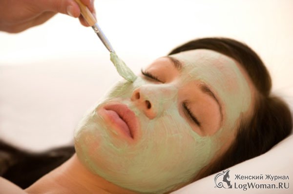 Девушке делают маску из зеленой глины Девушке делают маску из зеленой глины
