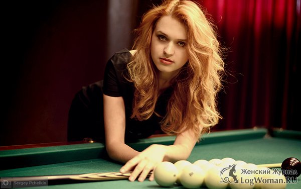 Девушка играет в бильярд