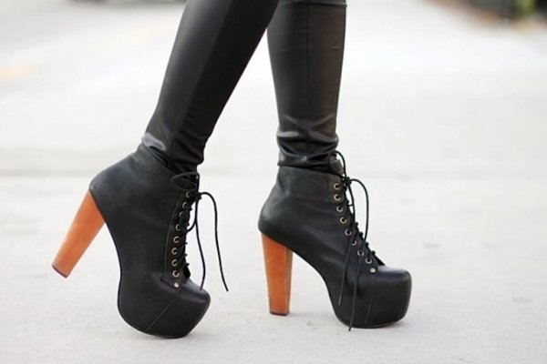 Ботильоны на ногах Ботильоны на ногах