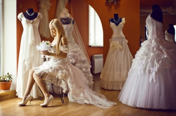 Невеста выбирает платье Невеста выбирает платье