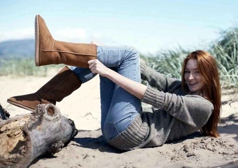 Девушка одевает Угги Девушка одевает Угги