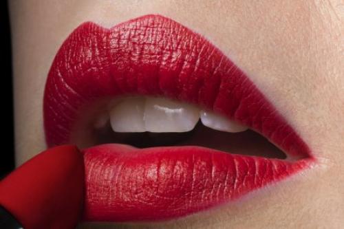 Как правильно сочетать красную помаду с яркими цветными тенями