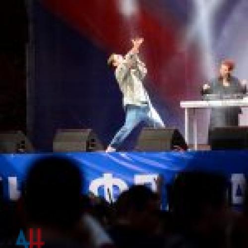 Фоторепортаж: Российские исполнители поздравили жителей ДНР с Днем флага