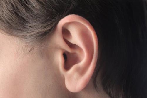 Почему звенит в ушах?