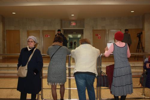 Обманутых дольщиков в правительстве Вологодской области встретили силовики с автоматами