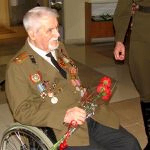 Ветеран Великой Отечественной в годовщину освобождения Киева передал музею ВОВ личные вещи и фотографии