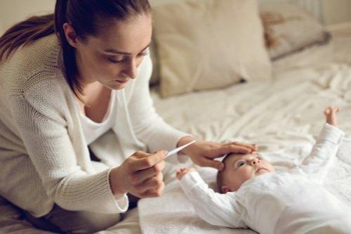 У ребенка температура 39°С без симптомов: как сбить?