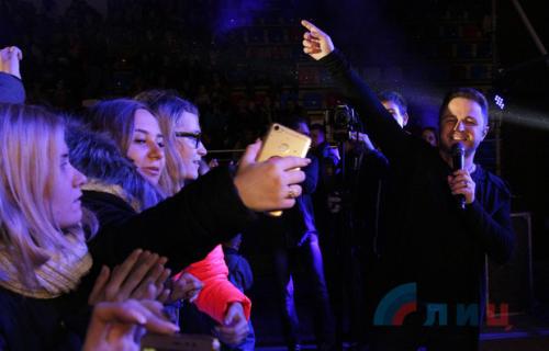 Концерт российских исполнителей собрал в столице ЛНР более 5 тыс. жителей Луганщины (ФОТО)