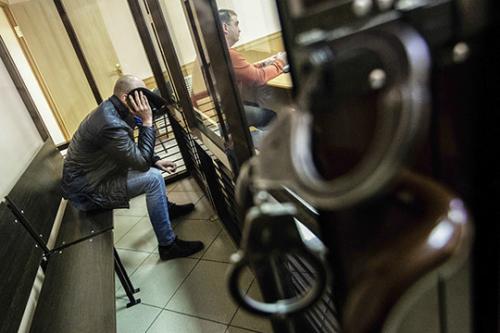 В Госдуму поступил законопроект о запрете клеток и изолирующих кабин в залах судов