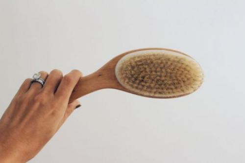 Альтернатива скрабу: что такое массаж сухой щеткой и кому он нужен