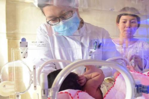 В Китае родился мальчик, выношенный в пересаженной матке